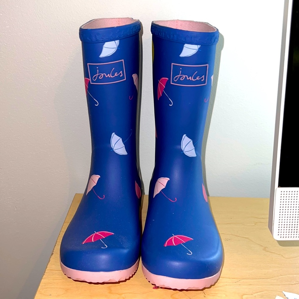 Perfect condition rain boots absolutely adorable w/ umbrellas and ruler on back